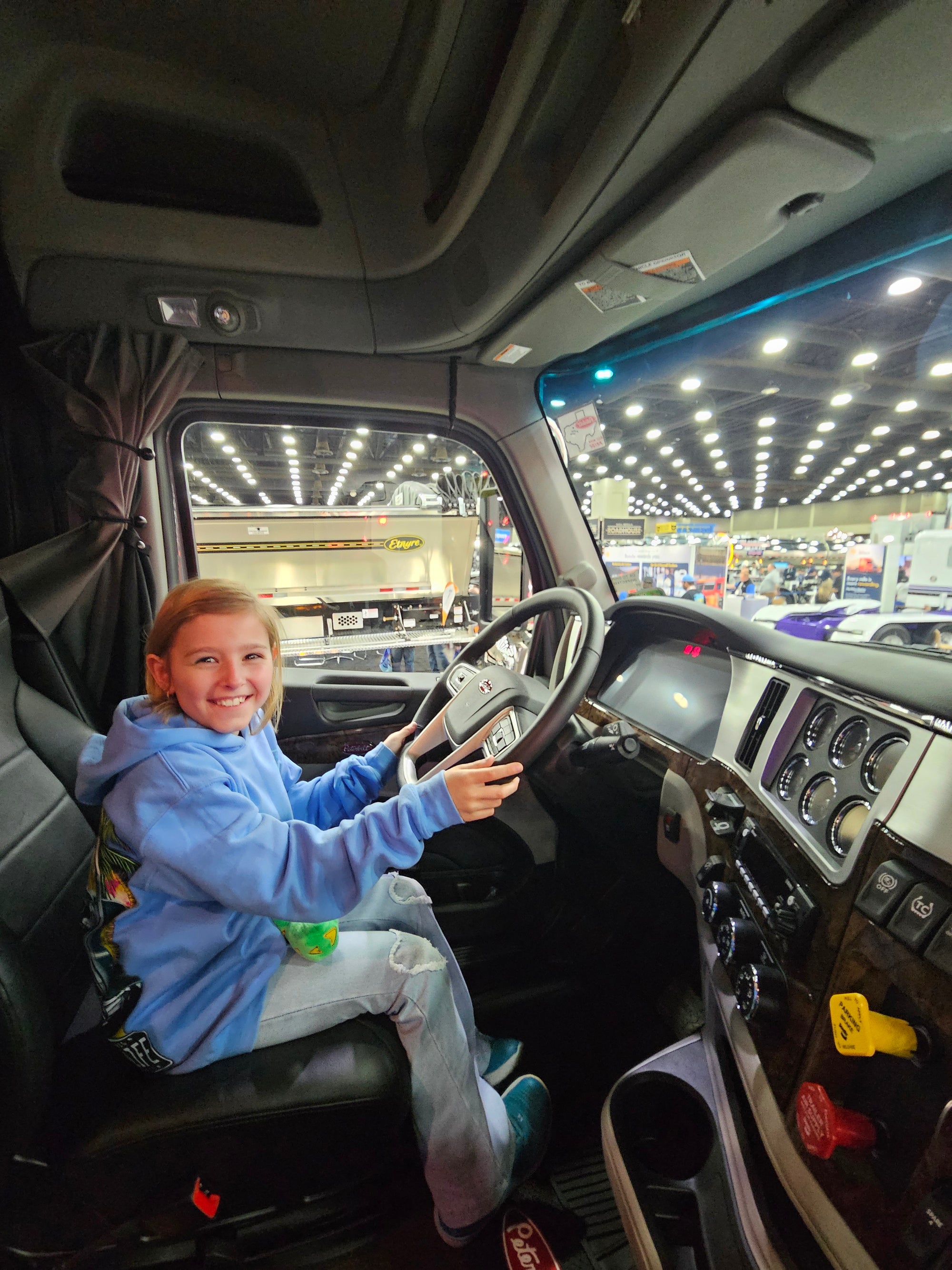 Beachin' YOUTH HOODIE